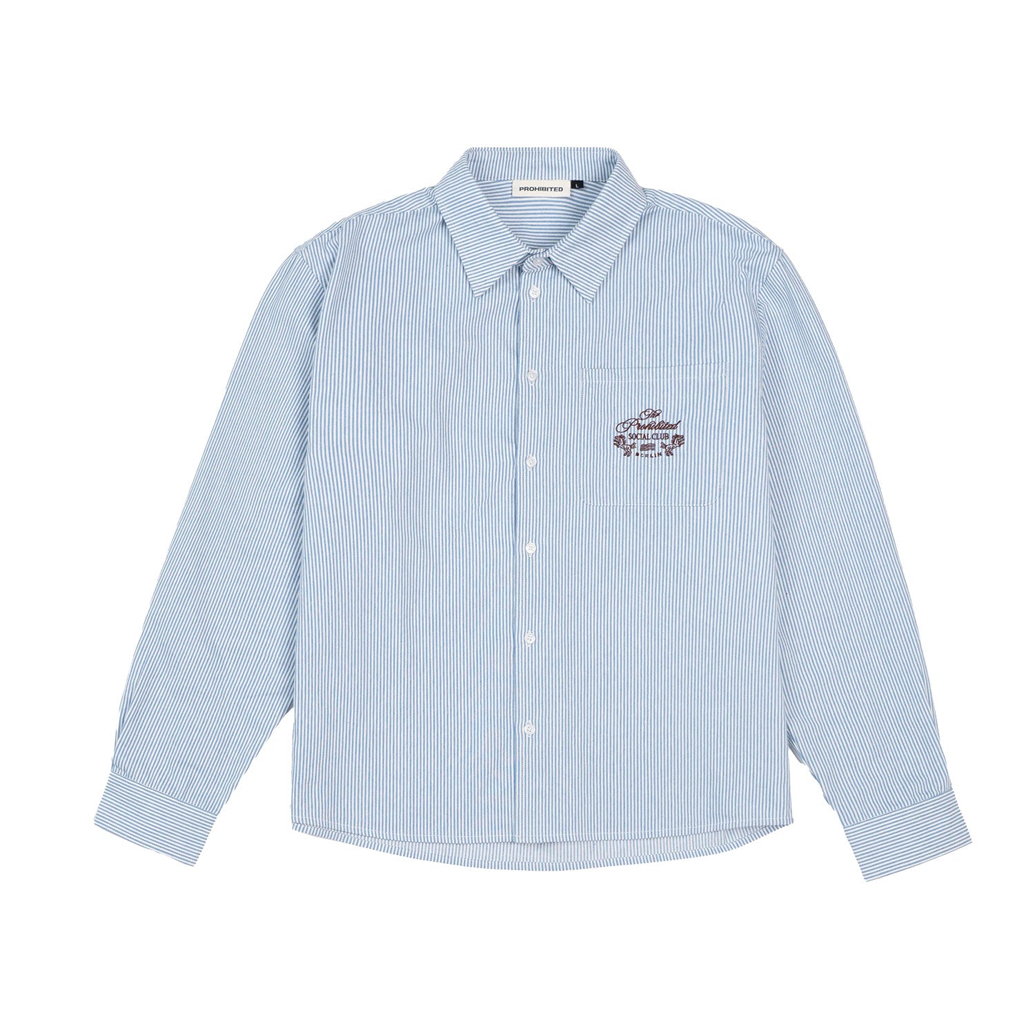 Das PROHIBITED Club Dress Shirt Blue hat hellblaue und weiße Längsstreifen, lange Ärmel, einen Kragen und einen kleinen gestickten Text und ein Design auf der linken Brust - ideal für ein elegantes Bürohemd.