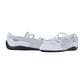 Ein Paar weiße Puma Speedcat Ballet LTH Wns Slip-ons für Damen mit elegantem Lederdesign, dünnen Riemen und schwarzer Gummisohle auf weißem Hintergrund.