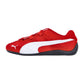 Ein Seitenprofil des Puma Speedcat Summer Wns Sneakers mit rotem Obermaterial, weißem Logo und Streifenakzenten, schwarzer Sohle und Mesh-Details.