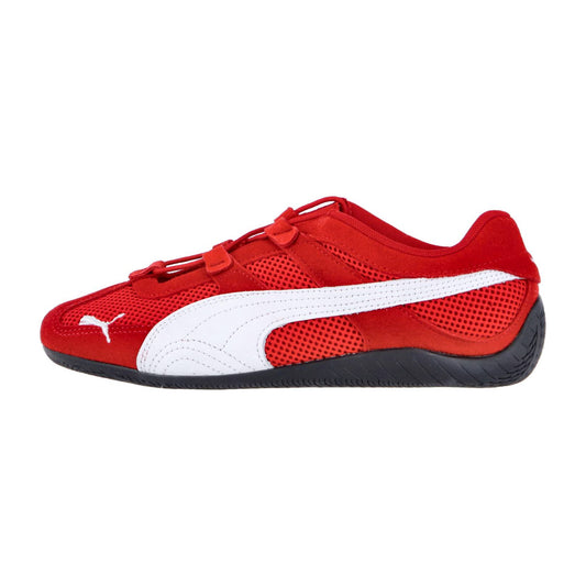 Ein Seitenprofil des Puma Speedcat Summer Wns Sneakers mit rotem Obermaterial, weißem Logo und Streifenakzenten, schwarzer Sohle und Mesh-Details.