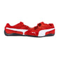 Ein Paar rote Puma Speedcat Summer Wns Motorsport-Turnschuhe mit weißen Seitenstreifen, weißen Puma-Logos, schwarzen Gummisohlen und roten Schnürsenkeln auf weißem Hintergrund.