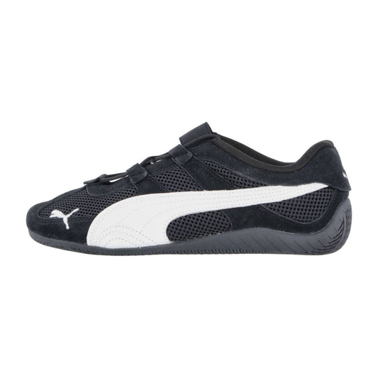 Ein schwarzer Puma Speedcat Summer Wns Sneaker mit weißem Logo und Streifen an der Seite, Obermaterial aus Mesh und Wildleder und strukturierter Sohle, von der Seite betrachtet - perfekt für Damen Sneaker Fans.