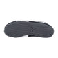 Das Bild zeigt die Sohlenunterseite des schwarzen Puma Speedcat Summer Wns Sneakers. Der vom Motorsport inspirierte Schuh hat ein welliges Fischgrätprofil, ein zentrales Puma Logo und weiße Seitenakzente.
