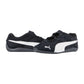 Ein Paar Puma Speedcat Summer Wns Turnschuhe in Schwarz mit weißen Streifen, Mesh-Einsätzen, Klettverschlüssen und Puma-Logos, die nebeneinander auf einem weißen Hintergrund zu sehen sind.