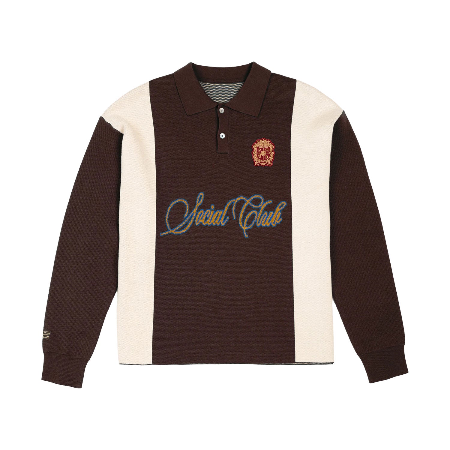 Das PROHIBITED Contrast Clubhouse Knit Brown ist ein langärmeliges Polo aus 100% Baumwolle mit dunkelbraunen und cremefarbenen Streifen, Kragen, Knöpfen, einem gestickten Jacquard-Logo auf der linken Brust und "Social Club" in blauer Schrift auf der Vorderseite.