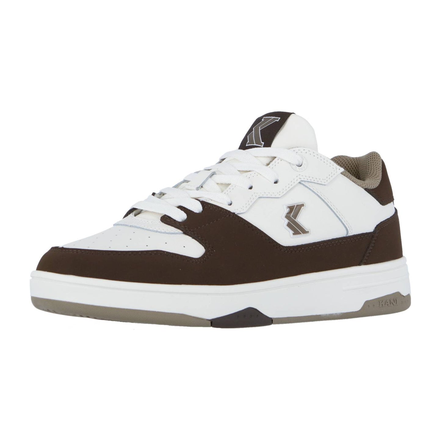Der Karl Kani 89 2K Brown ist ein Low-Top-Retro-Basketball-Sneaker mit weißem und dunkelbraunem Obermaterial, weißen Schnürsenkeln, dicker weißer Sohle mit grauem Profil und dem Karl Kani 89 2K-Logo - ideal für den Streetwear-Style.