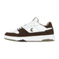 Der Karl Kani 89 2K Brown ist ein Low-Top-Sneaker, der vom Retro-Basketball inspiriert ist. Er hat ein weißes Obermaterial mit dunkelbraunen Wildleder-Overlays, ein seitliches Metallic-Logo, weiße Schnürsenkel und eine weiß-beigefarbene Gummisohle.