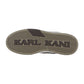 Die Sohle des Karl Kani 89 2K Brown Sneakers hat ein Fischgrätprofil, unter dem der Schriftzug KARL KANI 89 2K" fett eingeprägt ist und den klassischen Streetwear-Stil widerspiegelt.