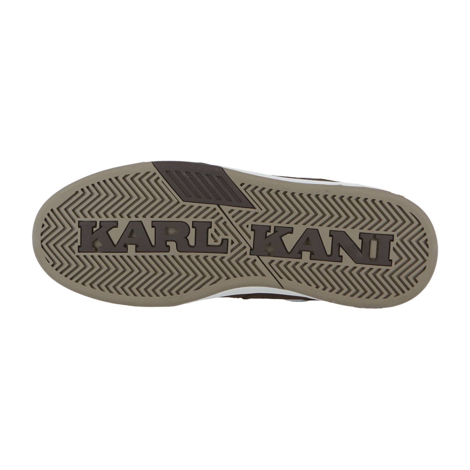 Die Sohle des Karl Kani 89 2K Brown Sneakers hat ein Fischgrätprofil, unter dem der Schriftzug KARL KANI 89 2K" fett eingeprägt ist und den klassischen Streetwear-Stil widerspiegelt.