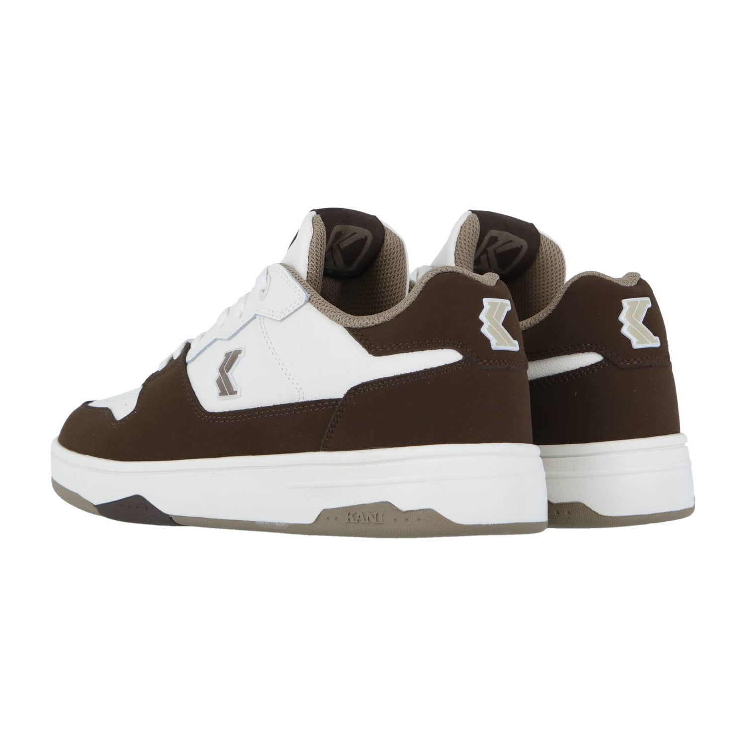Die Karl Kani 89 2K Brown Sneakers haben braune und weiße Einsätze, ein hellbraunes Innenfutter, eine weiße Zwischensohle, eine taupefarbene Laufsohle und ein stilisiertes K-Logo - ideal, um deinen Streetwear-Style aufzuwerten.