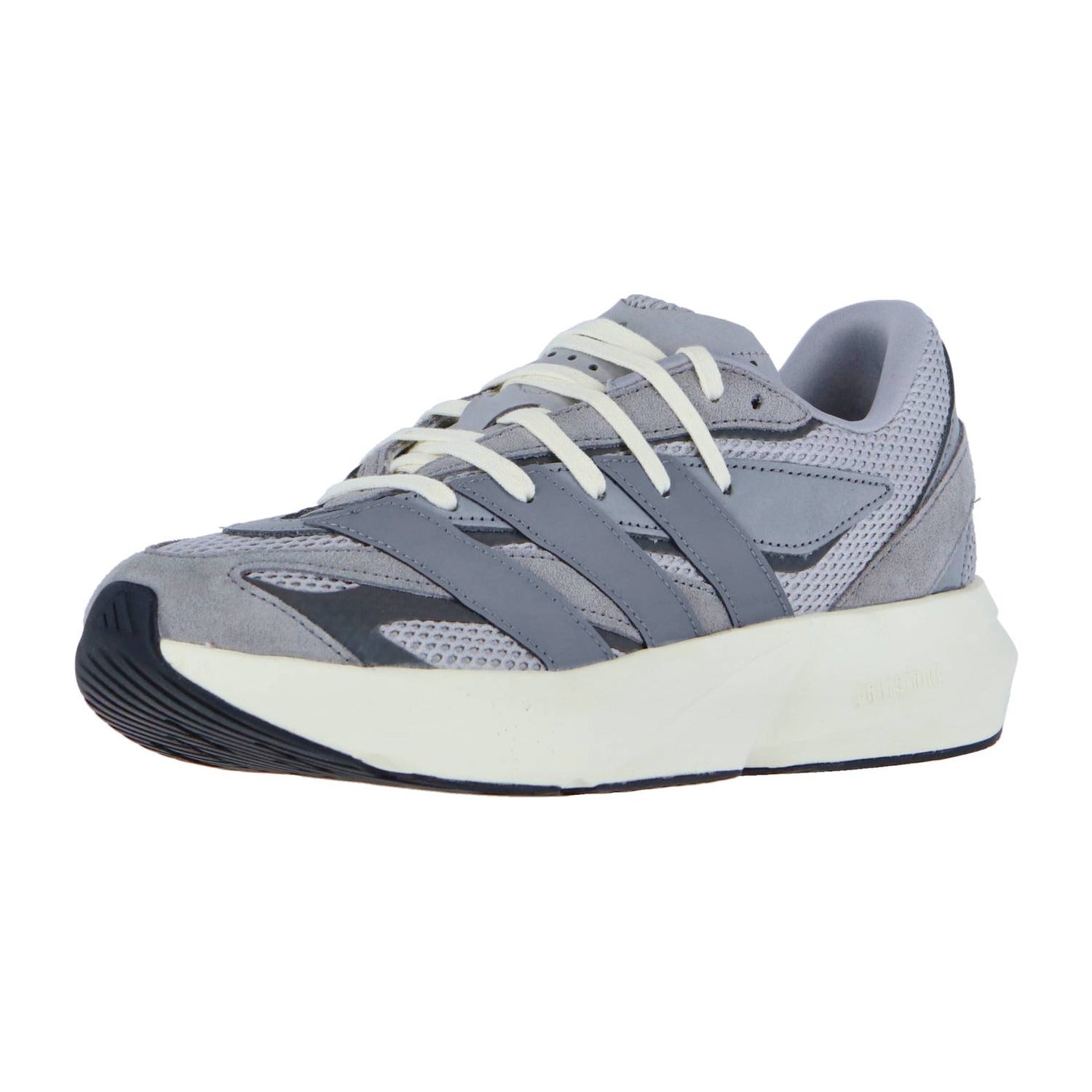 Der adidas LIGHTBLAZE ist ein grauer Sport-Sneaker mit atmungsaktivem Mesh und Wildleder, weißen Schnürsenkeln, dunkelgrauen Seitenstreifen und einer dicken weißen Sohle. Diese leichten Laufschuhe sind von dem klassischen adidas Lightblaze inspiriert.