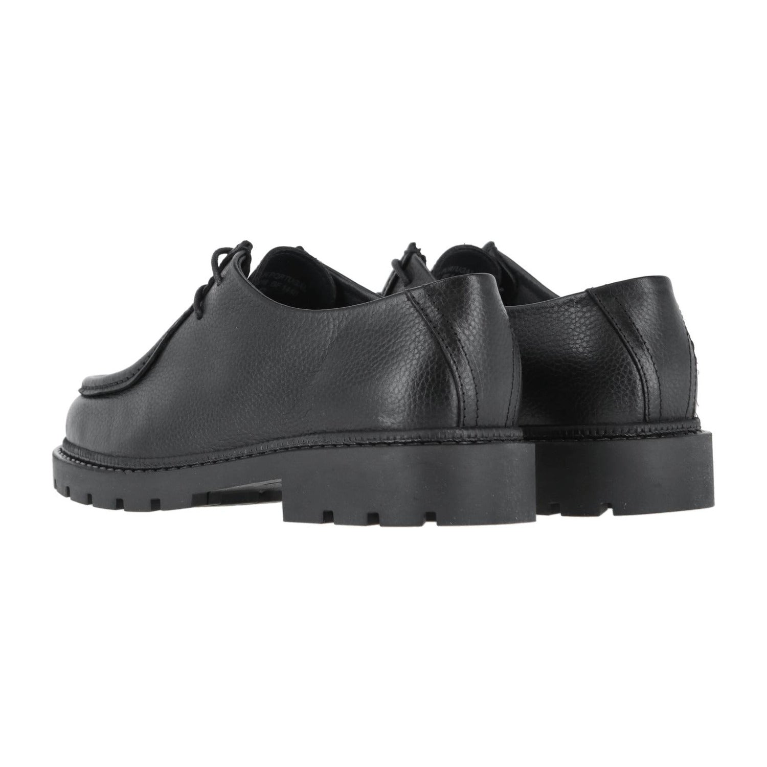 Ein Paar schwarze BIAJEFF-Schnürschuhe von BIANCO mit strukturiertem Obermaterial und dicken, robusten Gummisohlen. Diese eleganten Damenschuhe sind angewinkelt, um die Rück- und Seitenansicht zu zeigen.