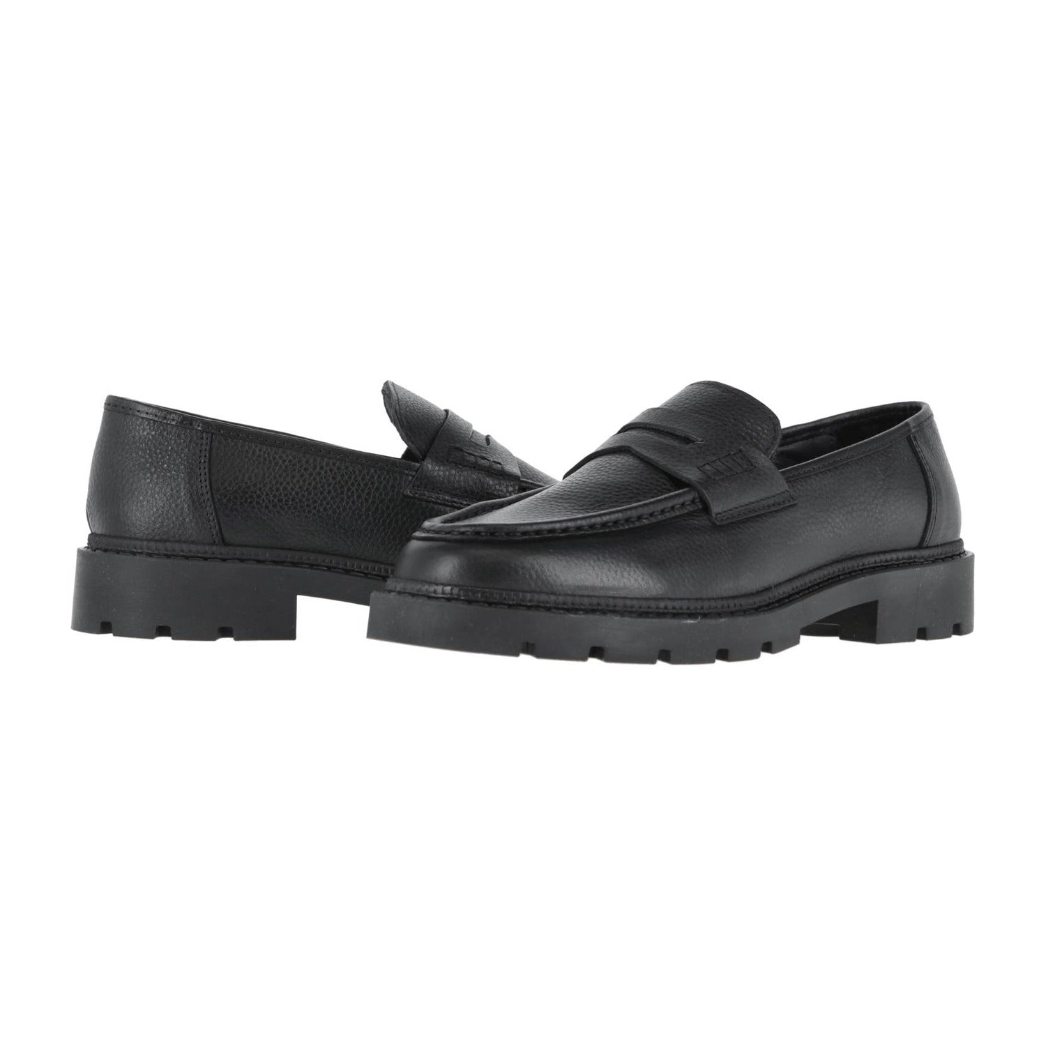 Ein Paar schwarze Leder-Slipper von BIANCO BIAJEFF mit strukturierten Seiten, klobigen Gummisohlen und einem Penny-Riemen-Detail werden mit einem Schuh leicht voraus auf einem weißen Hintergrund dargestellt.