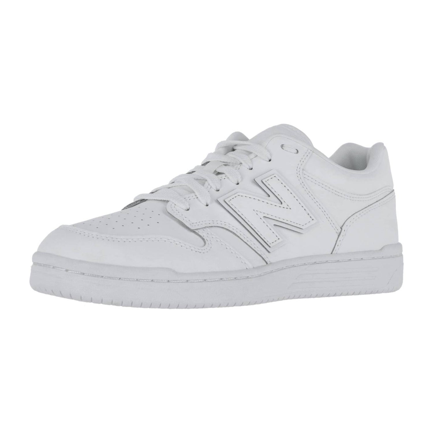 Der New Balance BB480LV1 ist ein weißer Basketball-Sneaker im Low-Top-Design, mit Schnürverschluss, perforierter Spitze und dem charakteristischen N-Logo. Er ist aus hochwertigem Leder gefertigt und wird auf einem einfarbig weißen Hintergrund gezeigt.