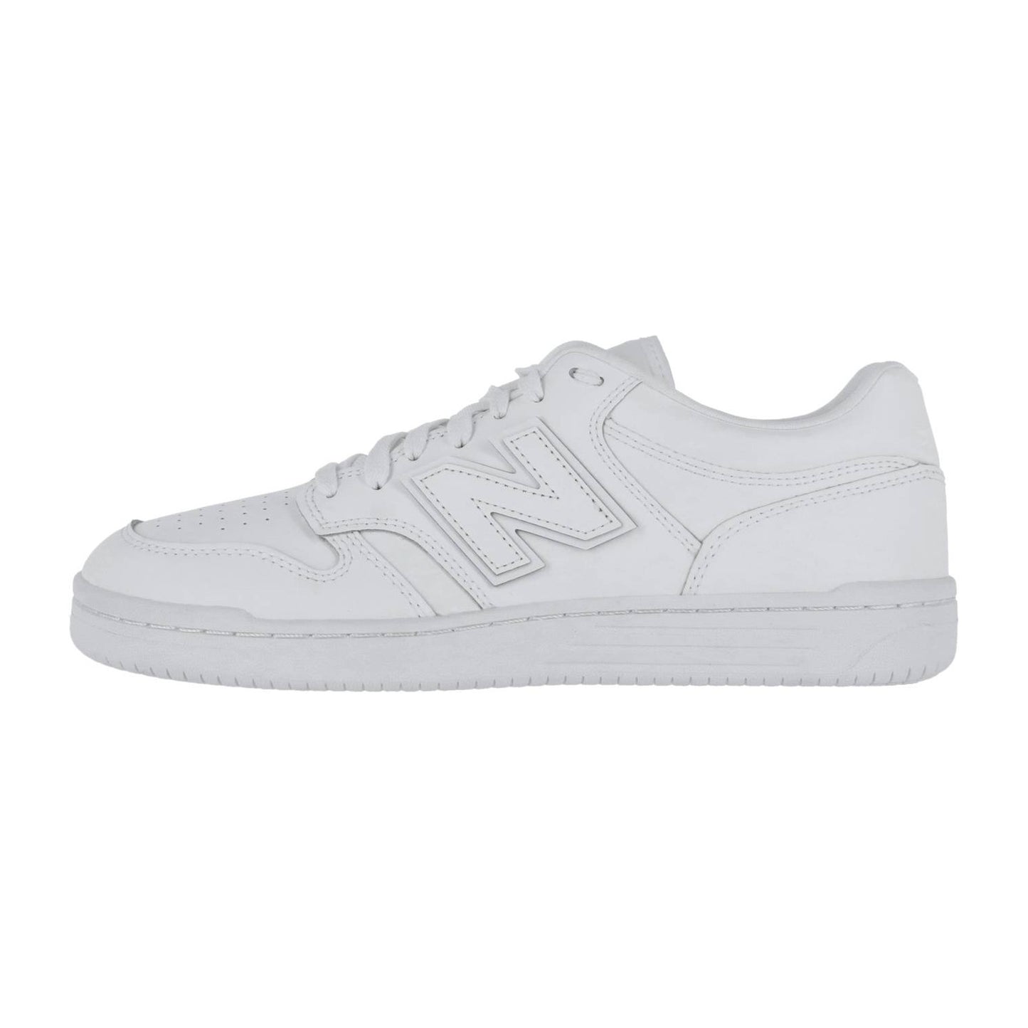 Der New Balance BB480LV1 ist ein weißer Basketball-Sneaker mit Schnürung, seitlichem N-Logo, perforiertem Zehenbereich und flacher Gummisohle. Er ist aus hochwertigem Leder gefertigt und wird auf einem schlichten weißen Hintergrund gezeigt.