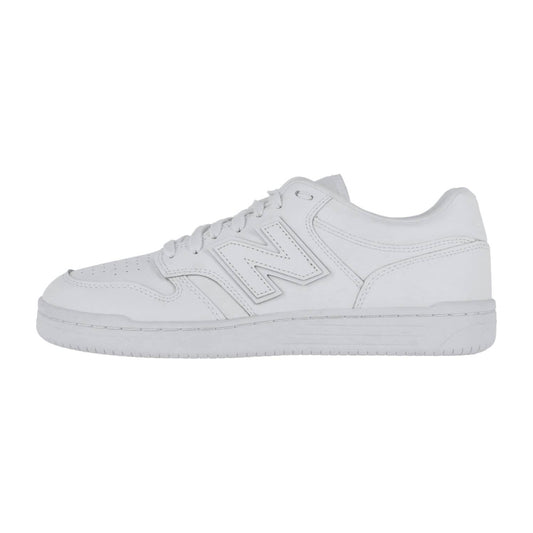 Der New Balance BB480LV1 ist ein weißer Basketball-Sneaker mit Schnürung, seitlichem N-Logo, perforiertem Zehenbereich und flacher Gummisohle. Er ist aus hochwertigem Leder gefertigt und wird auf einem schlichten weißen Hintergrund gezeigt.