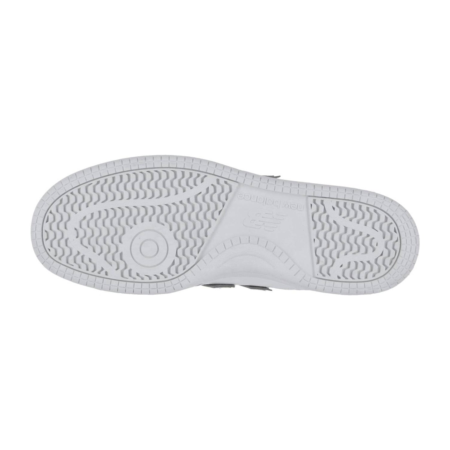 Das Bild zeigt die graue Außensohle des New Balance BB480LV1 Basketballsneakers mit einem kreisförmigen Profil, wellenförmigen Mustern, einem erhöhten, strukturierten Griffbereich und einem New Balance-Branding in der Nähe des Sohlenbogens.