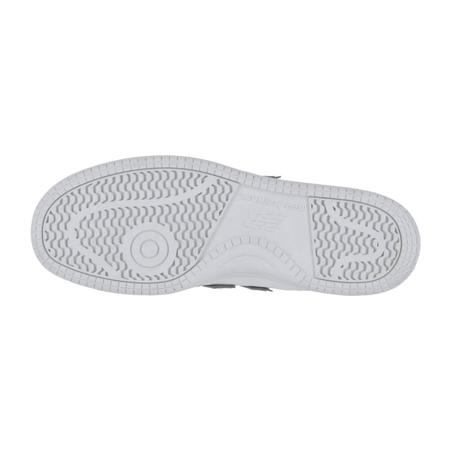 Das Bild zeigt die graue Außensohle des New Balance BB480LV1 Basketballsneakers mit einem kreisförmigen Profil, wellenförmigen Mustern, einem erhöhten, strukturierten Griffbereich und einem New Balance-Branding in der Nähe des Sohlenbogens.