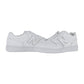 Ein Paar New Balance BB480LV1 Basketball-Sneaker aus weißem Premium-Leder, mit Schnürsenkeln, seitlichem Logo und Low-Top-Design, nebeneinander auf einem schlichten weißen Hintergrund.