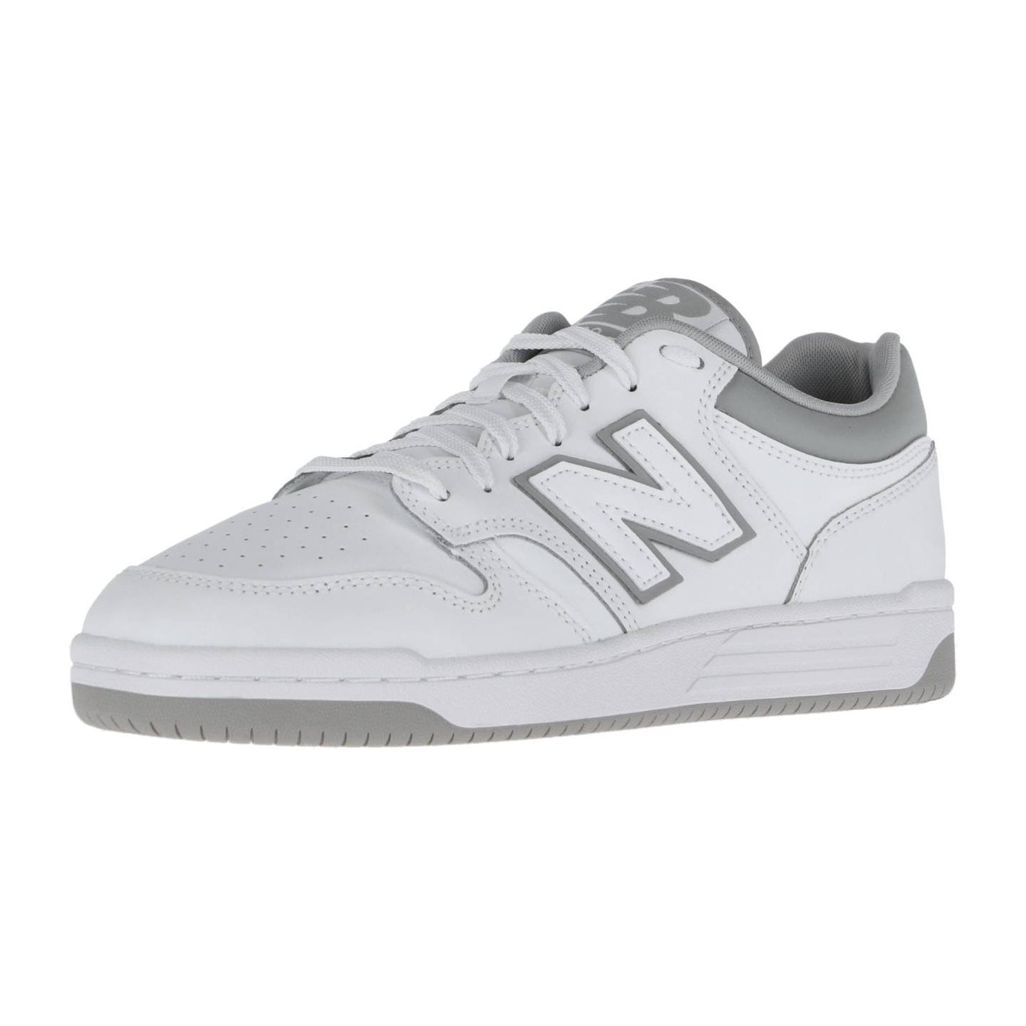 Der New Balance BB480LV1 ist ein weißer Basketball-Sneaker mit grauen Akzenten, einem grauen N-Logo, weißen Schnürsenkeln und einer grauen Sohle, gefertigt aus hochwertigem Leder für Stil und Komfort.