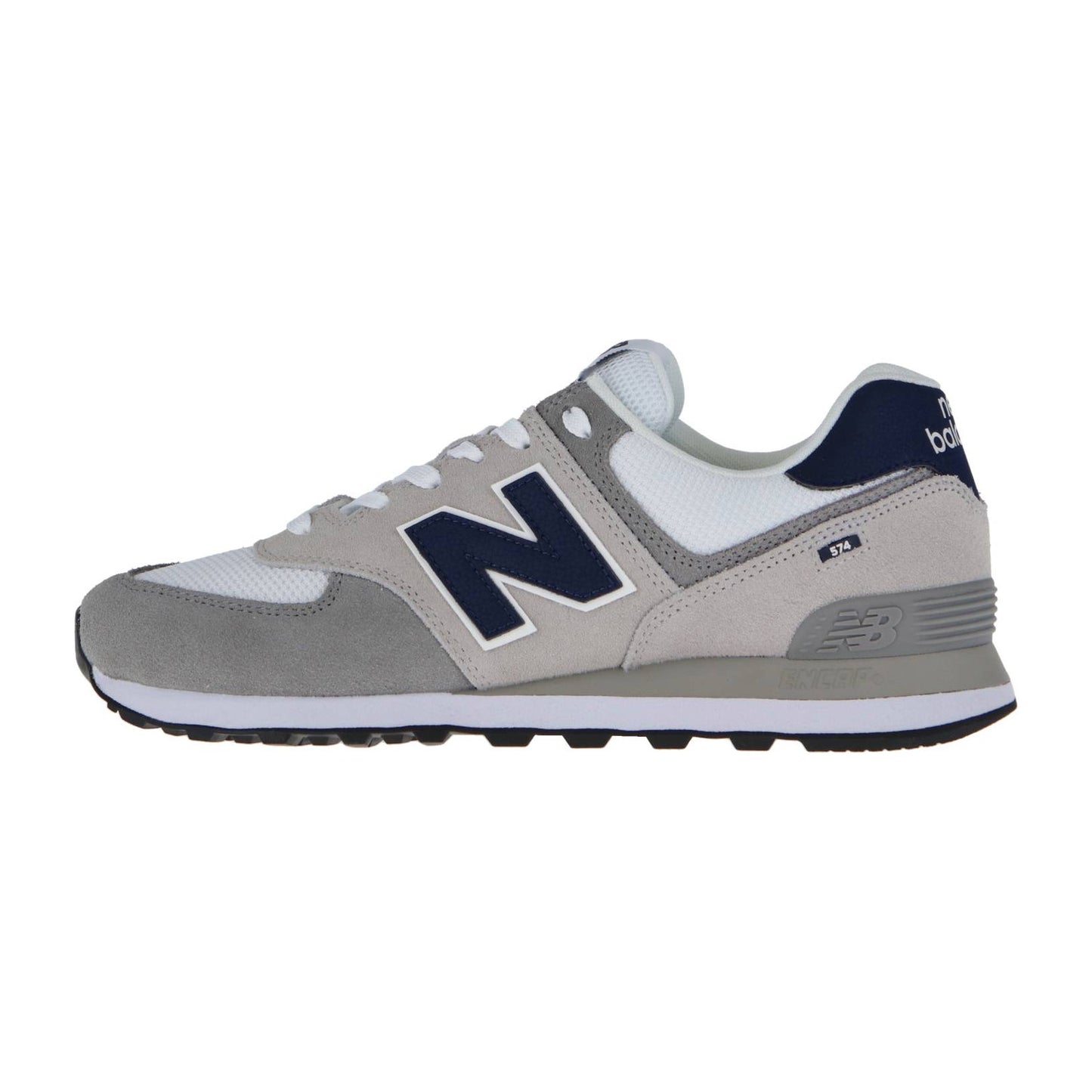 Ein grauer und weißer New Balance 574 V2 Sneaker mit einem navyfarbenen N-Logo, weißen Schnürsenkeln, Wildleder- und Mesh-Akzenten und einer dunkelgrauen ENCAP-Dämpfungssohle. Abgebildet im Seitenprofil vor einem weißen Hintergrund.