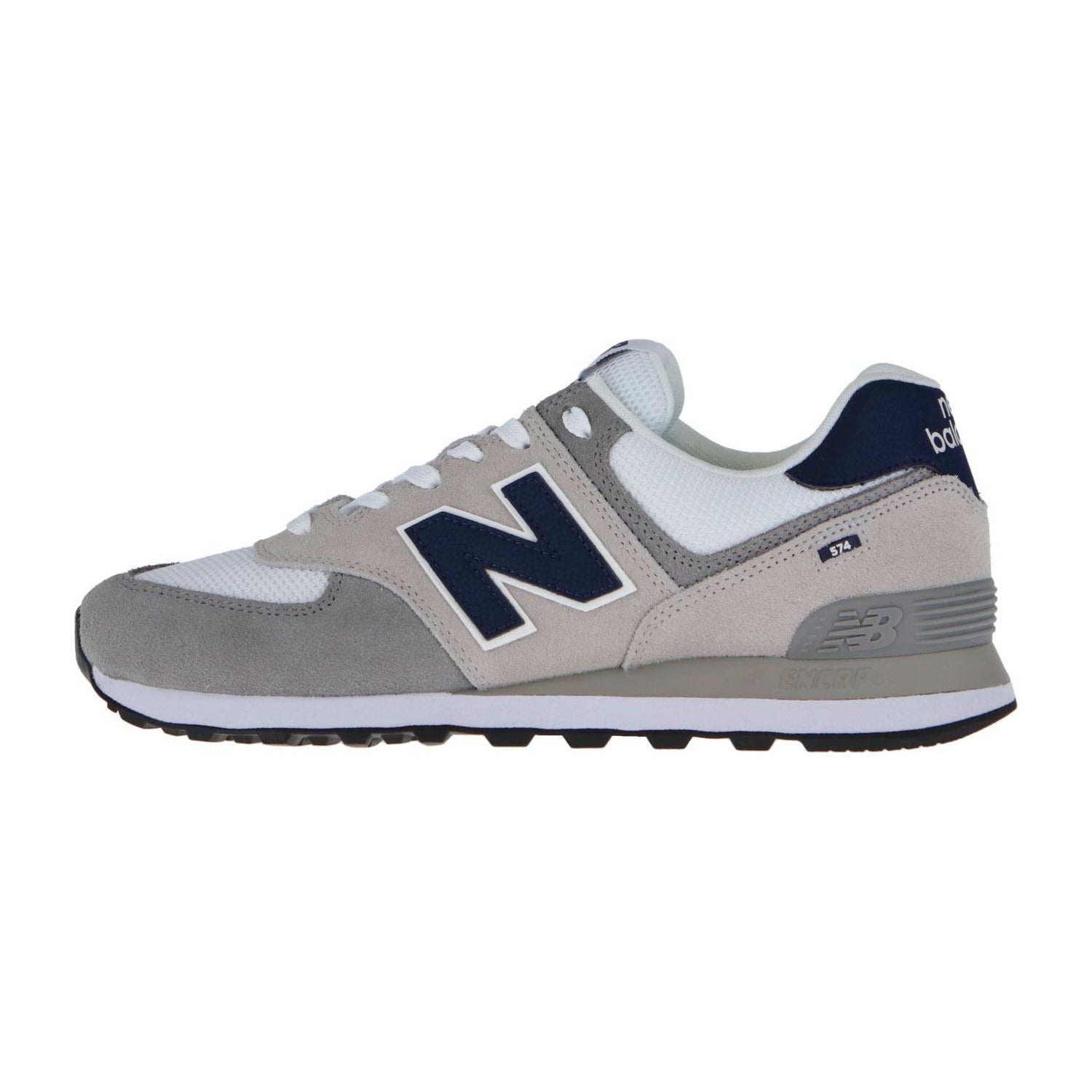 Ein grauer und weißer New Balance 574 V2 Sneaker mit einem navyfarbenen N-Logo, weißen Schnürsenkeln, Wildleder- und Mesh-Akzenten und einer dunkelgrauen ENCAP-Dämpfungssohle. Abgebildet im Seitenprofil vor einem weißen Hintergrund.