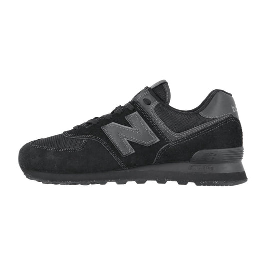 Der New Balance ML574V3 ist ein schwarzer Retro-Sneaker mit grauem N-Logo, gefertigt aus Wildleder und Mesh, mit ENCAP-Dämpfung und einer strukturierten Gummisohle.