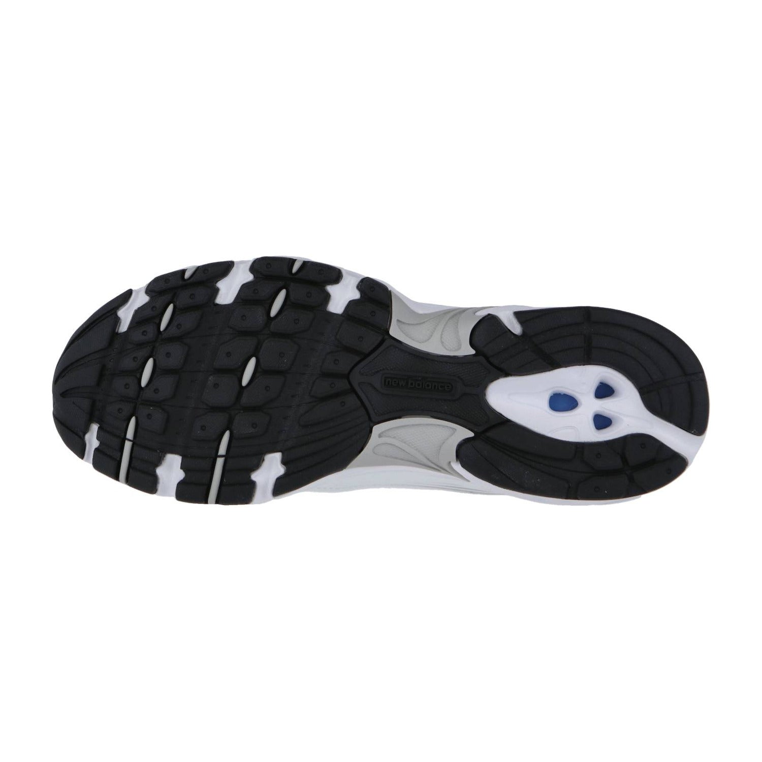 Das Bild zeigt die schwarz-weiße Gummilaufsohle des New Balance MR530, die ein gemustertes Profil und zwei kleine blaue Akzente in der Nähe der Ferse aufweist.