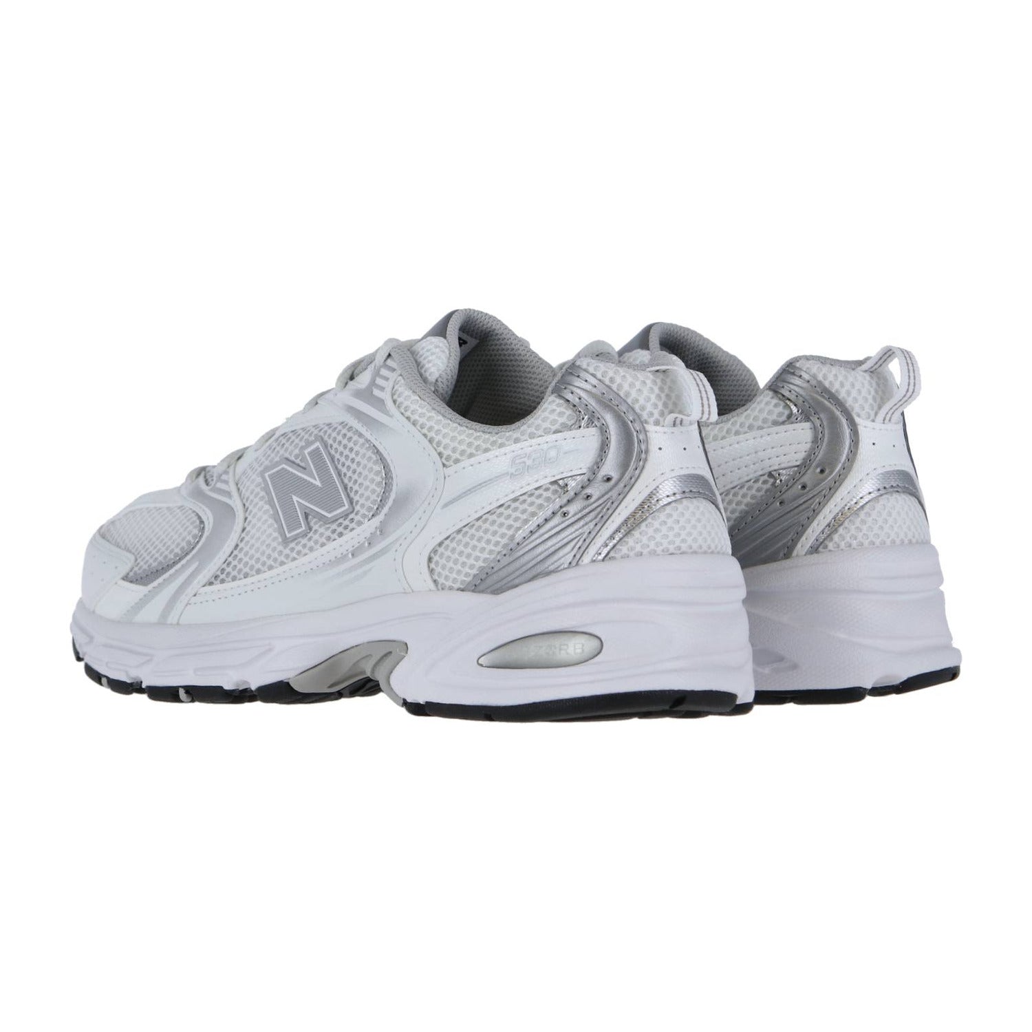 Ein Paar New Balance MR530 Sneakers in Weiß und Grau mit Mesh-Einsätzen und silbernen Akzenten, gezeigt von hinten und von der Seite. Das Logo ist an der Ferse und an der Außenseite sichtbar. Die ABZORB-Dämpfung sorgt für Komfort.