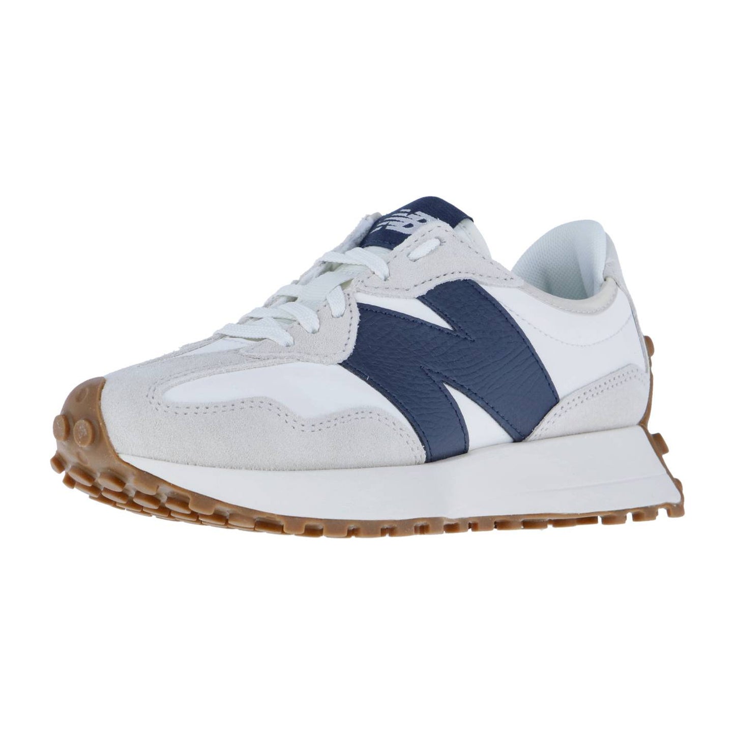 Der New Balance 327 ist ein weißer Sportschuh mit grauen Wildlederakzenten, einem auffälligen navyfarbenen N-Logo und einer braunen strukturierten Sohle, der Retro-Stil mit modernem Laufkomfort kombiniert.
