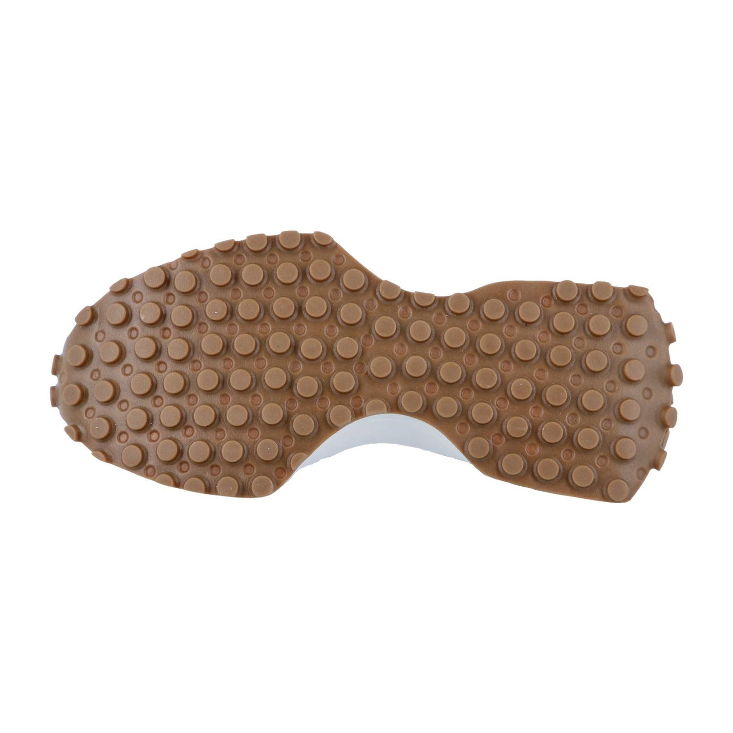 Der New Balance 327 hat eine braune Gummisohle mit runden, erhabenen Griffen in einem gemusterten Design und eine weiße Zwischensohle in der Mitte - charakteristische Elemente dieses Retro-Sneakers.