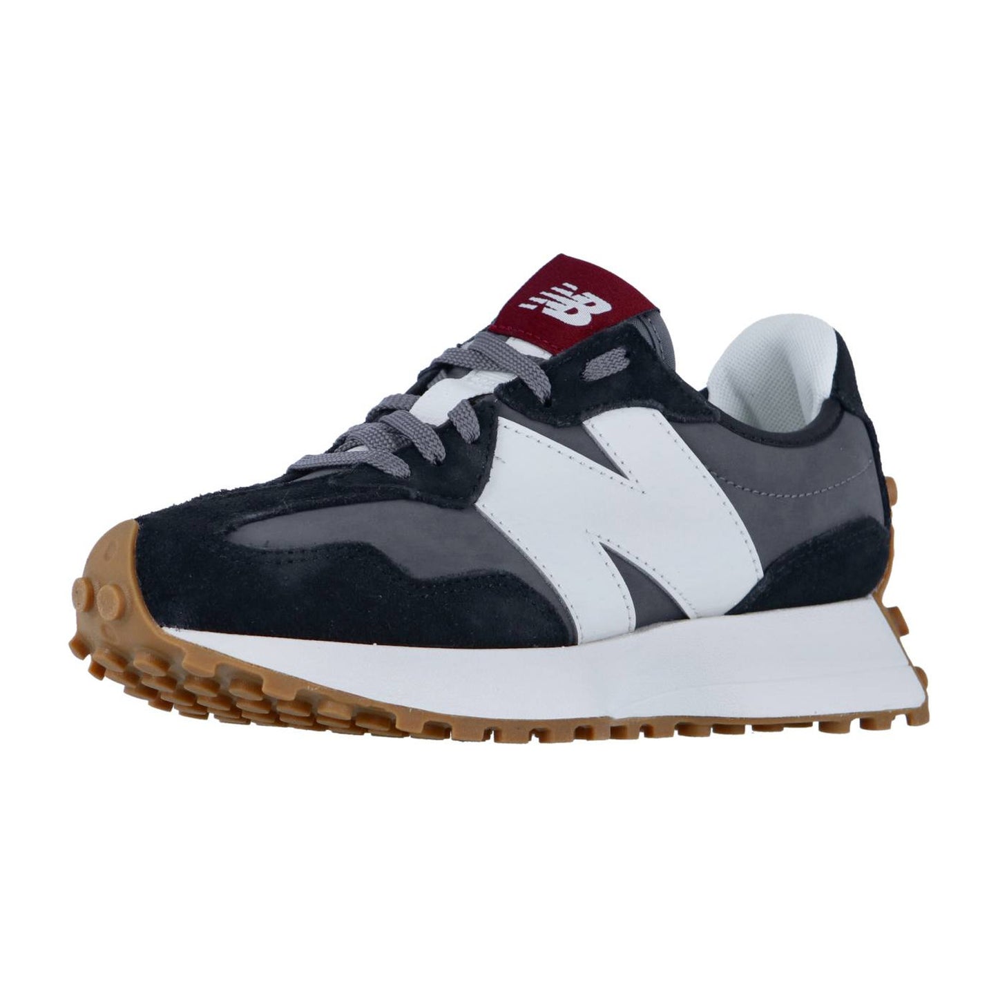 Der New Balance 327 verfügt über ein schwarzes und graues Obermaterial, ein großes weißes N-Logo, eine weiße Zwischensohle, eine braune Gummiaußensohle und eine kastanienbraune Zunge mit Branding, die Retro-Stil mit modernem Flair verbindet.