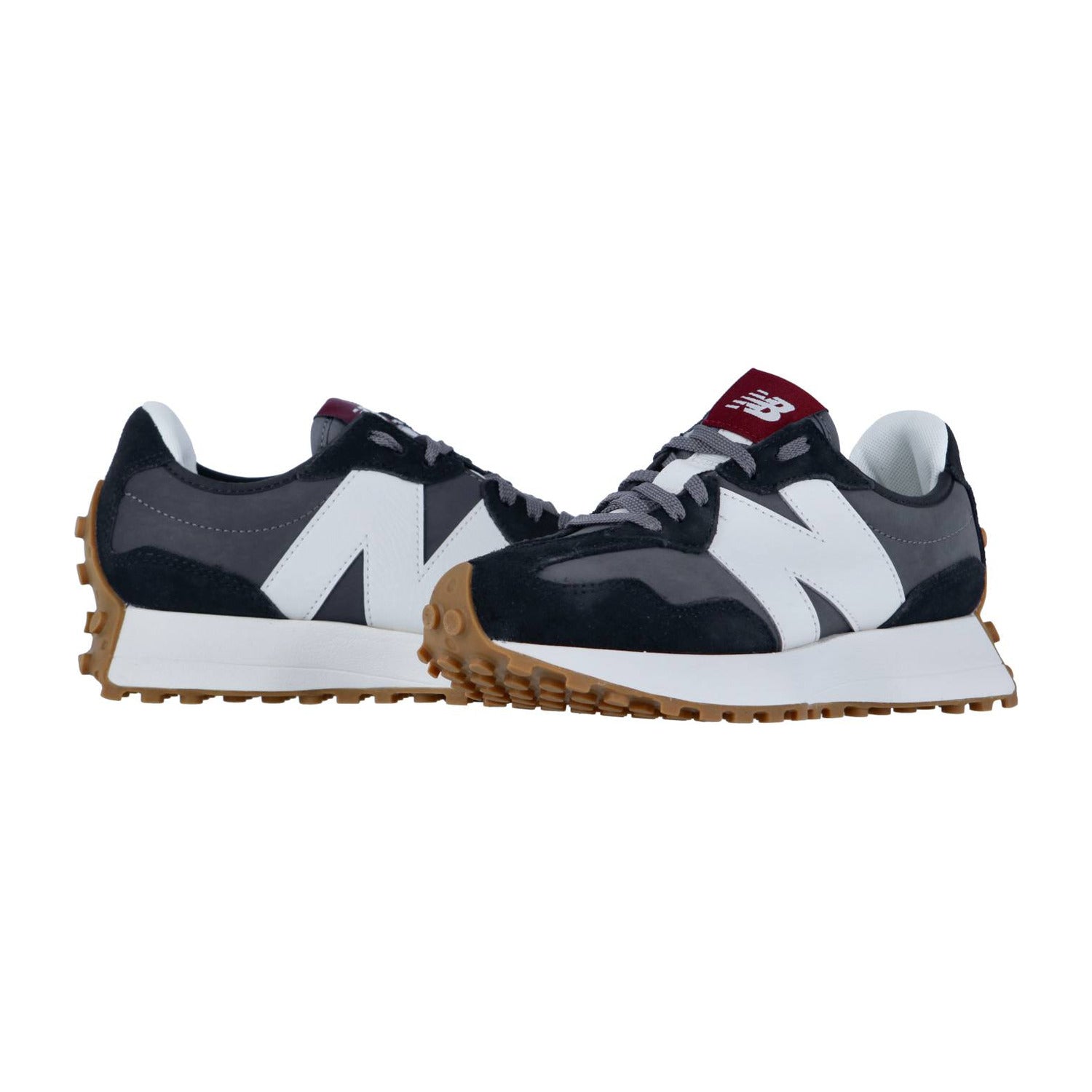 Der New Balance 327 bietet ein graues und schwarzes Design mit weißen N-Logos, Gummisohlen und kastanienbraunen Zungenakzenten, die modernen Komfort mit Retro-Stil verbinden. Abgebildet auf einem weißen Hintergrund.
