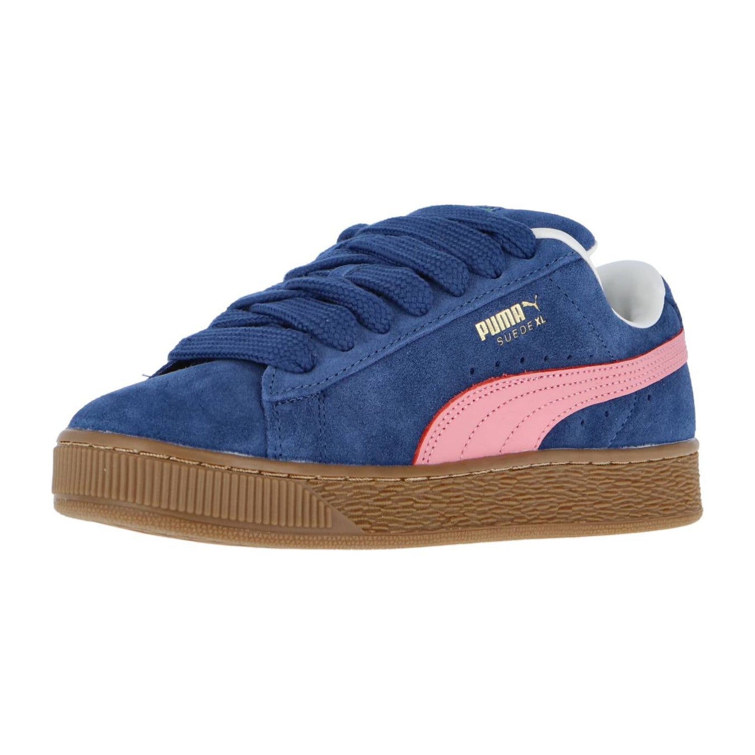 Der Puma Suede XL ist ein blauer Streetwear-Sneaker aus Wildleder mit rosa Streifen, goldenem "Puma Suede"-Branding, blauen Schnürsenkeln und brauner Gummisohle auf weißem Hintergrund.