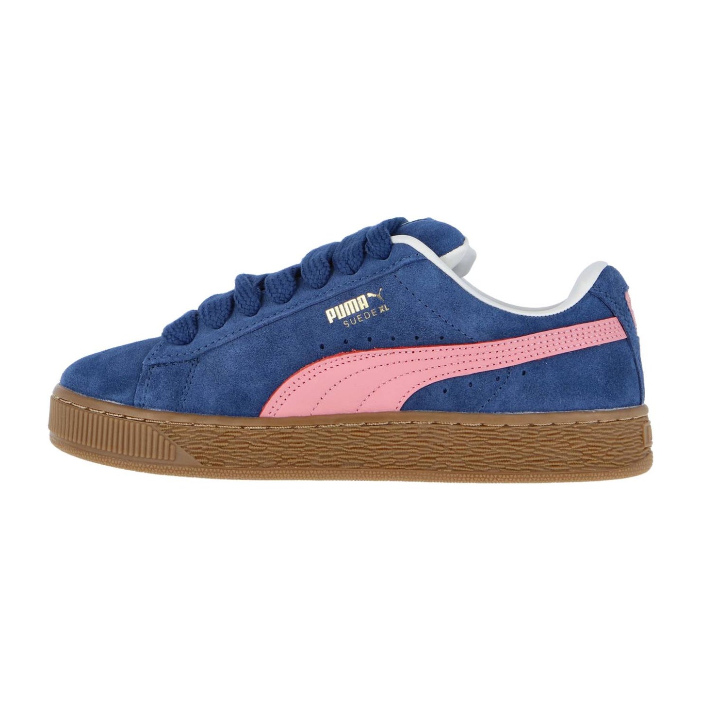 Der Puma Suede XL ist ein blauer Wildleder-Sneaker mit rosa Streifen, weißen Akzenten, goldenem Puma-Logo und brauner Gummisohle - von der Seite auf weißem Hintergrund. Ideal für alle, die den retro-inspirierten Streetwear-Stil lieben.