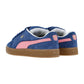 Die Puma Suede XL Sneakers sind aus blauem Wildleder, mit rosa Akzenten und Gummisohle - von hinten gesehen - und verleihen deiner Streetwear-Kollektion einen Retro-Vibe.