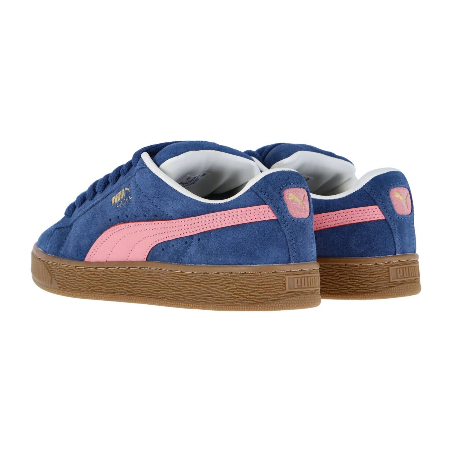 Die Puma Suede XL Sneakers sind aus blauem Wildleder, mit rosa Akzenten und Gummisohle - von hinten gesehen - und verleihen deiner Streetwear-Kollektion einen Retro-Vibe.