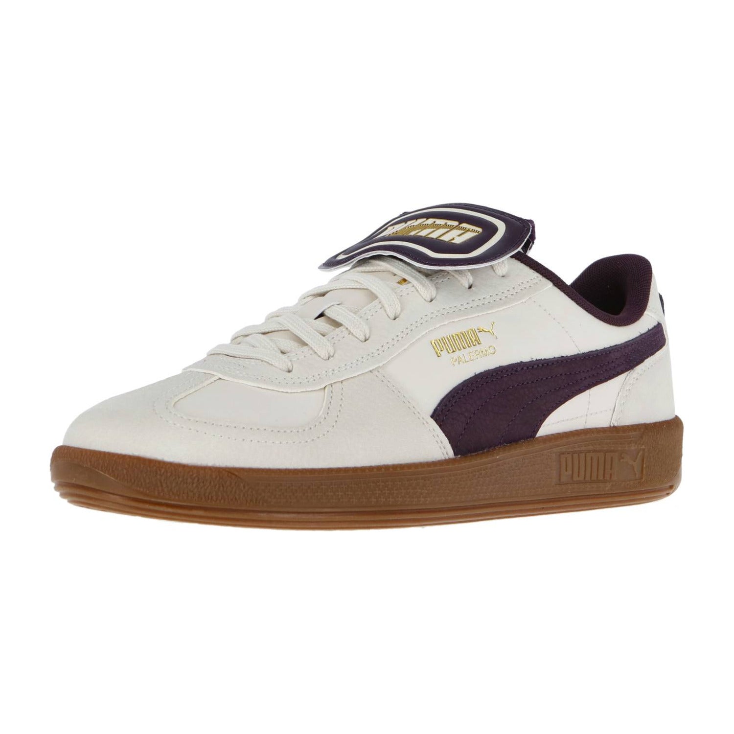 Der Puma Palermo Premium Sneaker hat ein weißes und lilafarbenes Design mit einer Gummisohle, einer auffälligen Zungenlasche mit dem Puma-Logo und einem von der Fußballterrasse inspirierten Retro-Stil - ideal für Vintage-Sneaker-Fans.