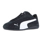 Der Puma Speedcat Plus ist ein schwarzer Motorsport-Sneaker mit weißem Logo und Seitenstreifen, Low-Cut-Design und strukturierter Sohle auf weißem Grund.