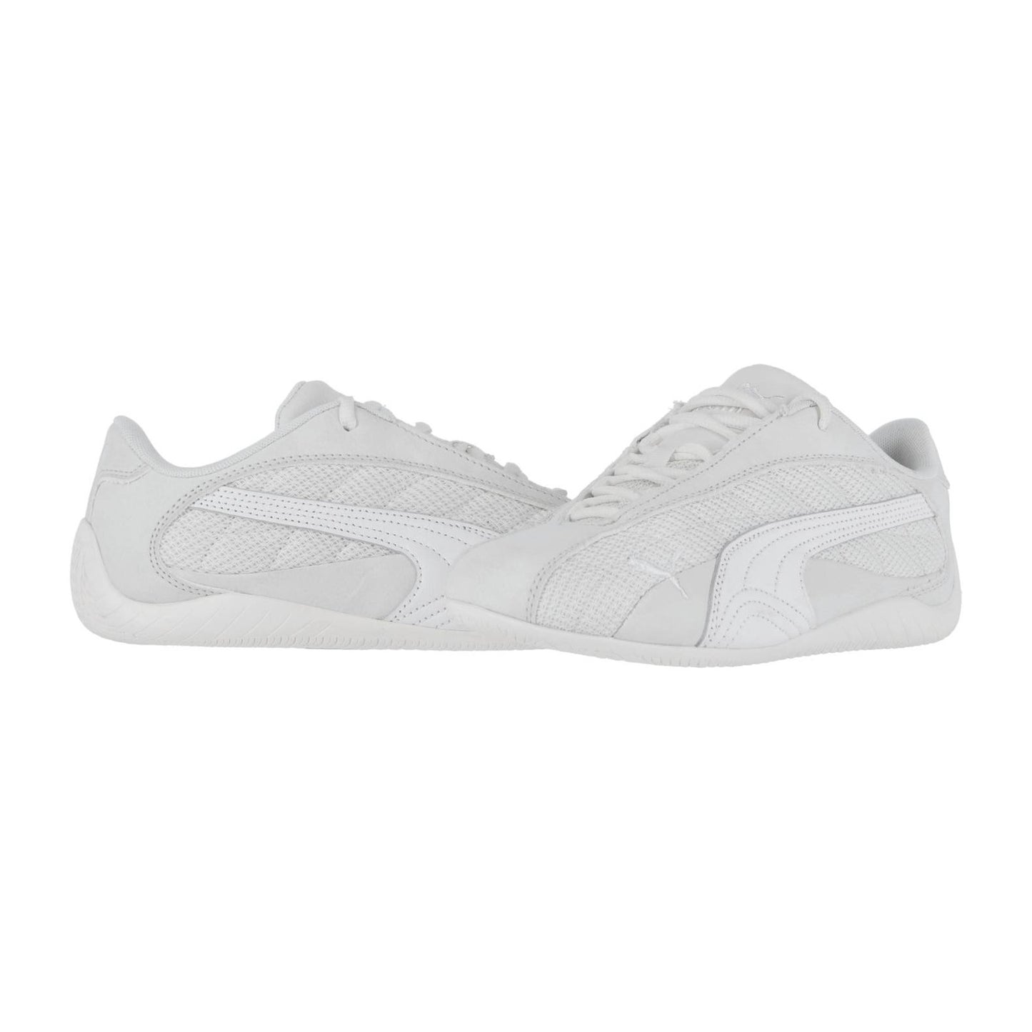 Die Puma Speedcat Plus Sneakers sind aus weißem Mesh und Wildleder gefertigt, haben eine Schnürung an der Vorderseite und eine flache Gummisohle. Sie zeigen ein klassisches, vom Rennsport inspiriertes Design auf einem schlichten weißen Hintergrund.