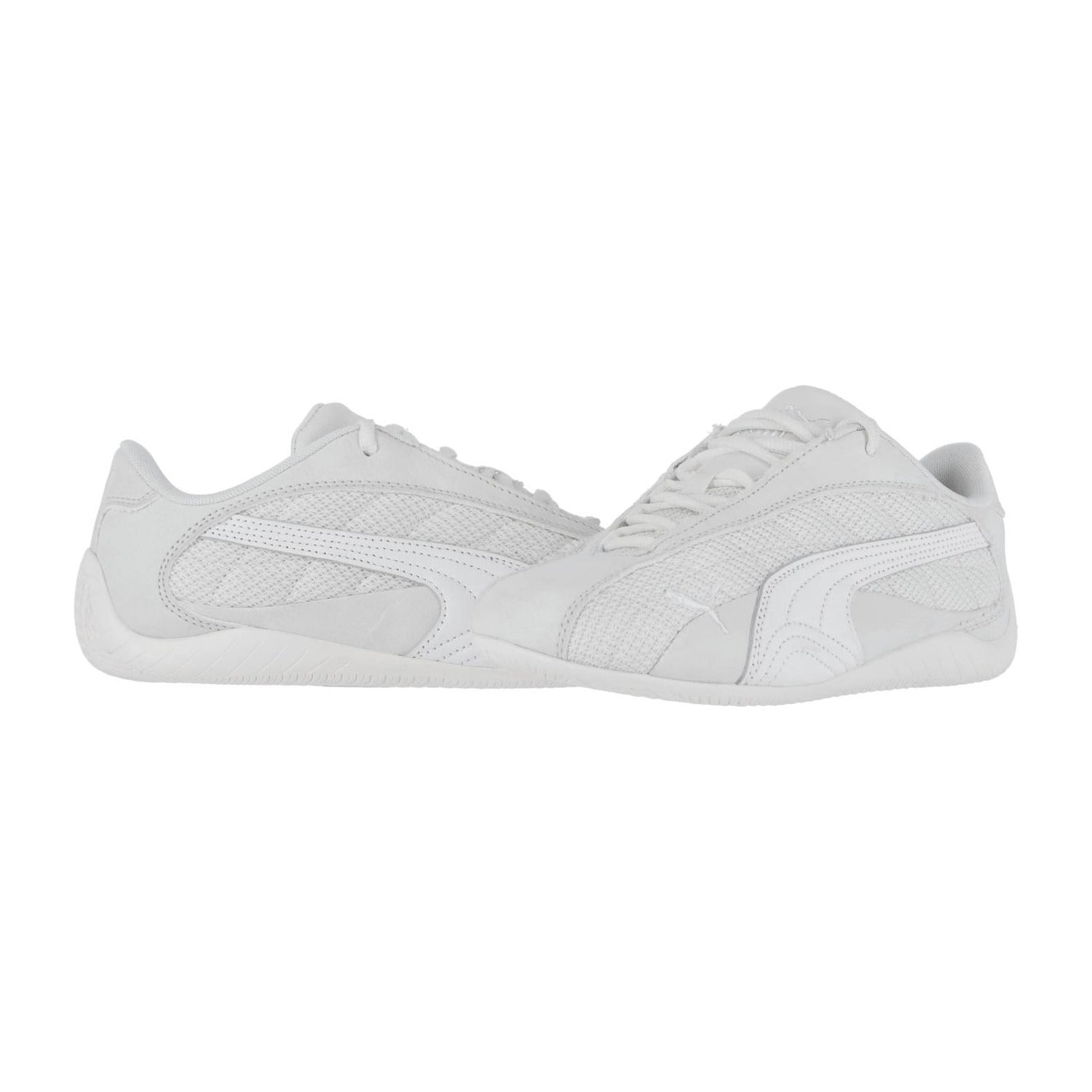 Die Puma Speedcat Plus Sneakers sind aus weißem Mesh und Wildleder gefertigt, haben eine Schnürung an der Vorderseite und eine flache Gummisohle. Sie zeigen ein klassisches, vom Rennsport inspiriertes Design auf einem schlichten weißen Hintergrund.