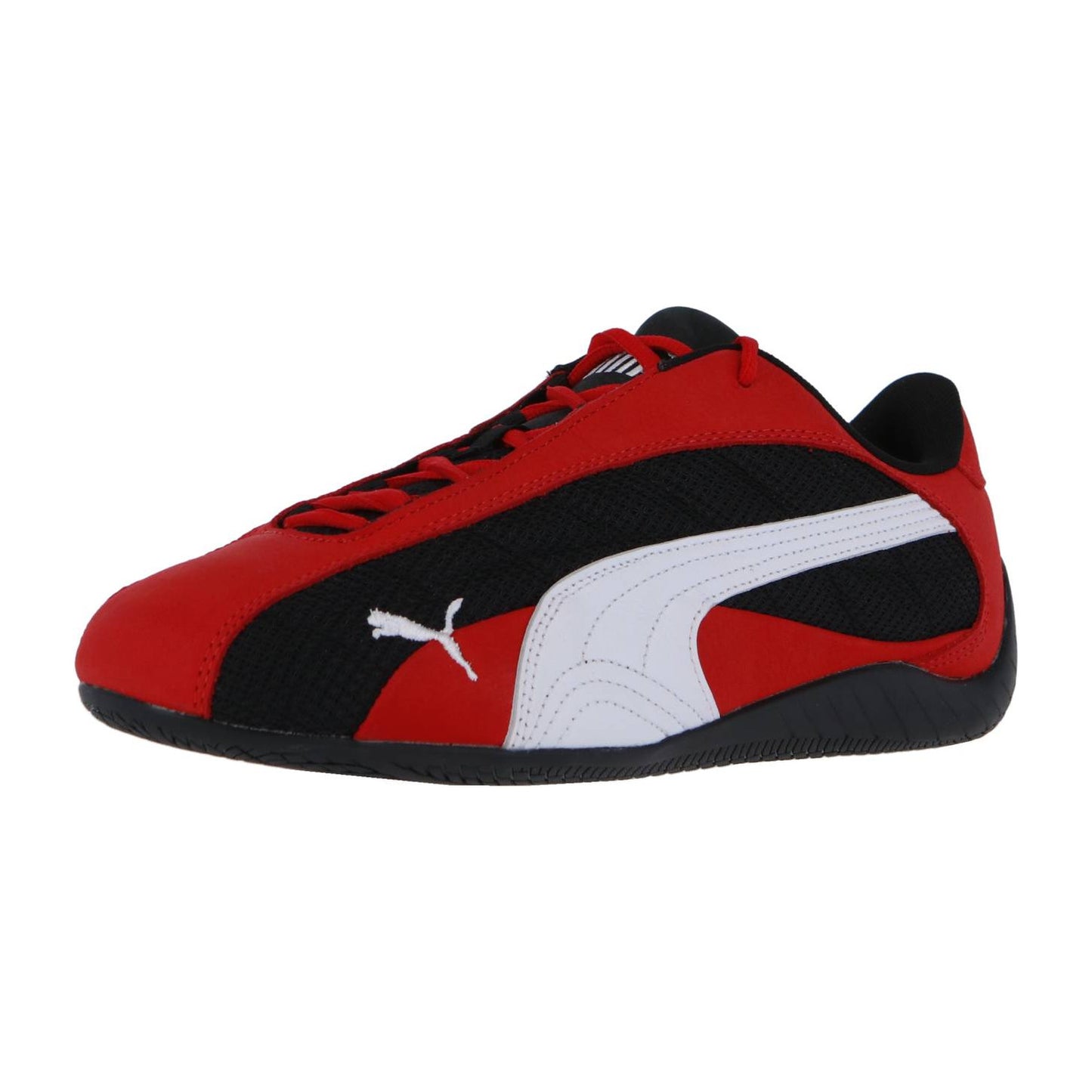 Der Puma Speedcat Plus ist ein rot-schwarzer Motorsport-Sneaker mit weißem Puma-Logo und -Streifen, schwarzen Schnürsenkeln und einer flachen Gummisohle, die vom Rennsport-Design inspiriert ist.