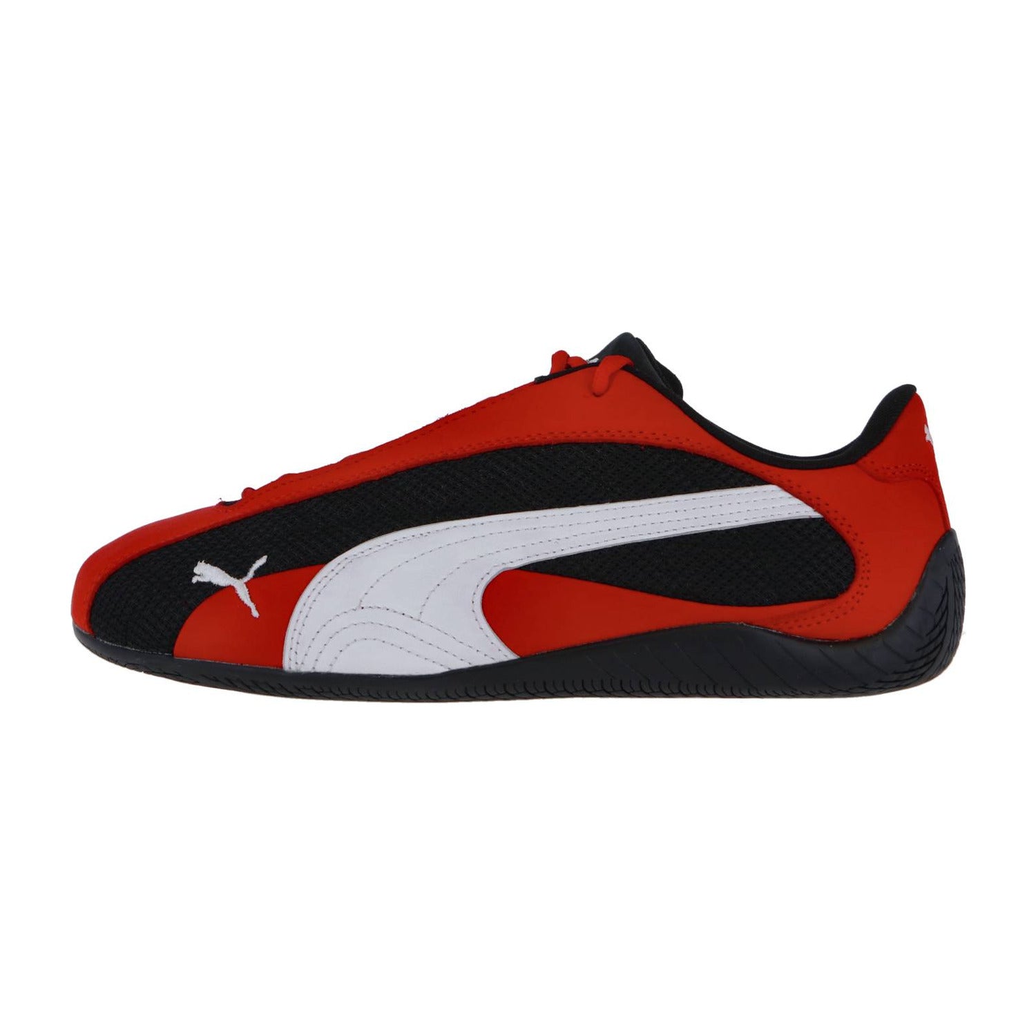 Der Puma Speedcat Plus ist ein rot-schwarzer Rennsport-Sneaker mit weißem Puma-Logo, schwarzen Mesh-Akzenten und einer strukturierten schwarzen Sohle, inspiriert vom kultigen Speedcat Plus Motorsport Sneaker.