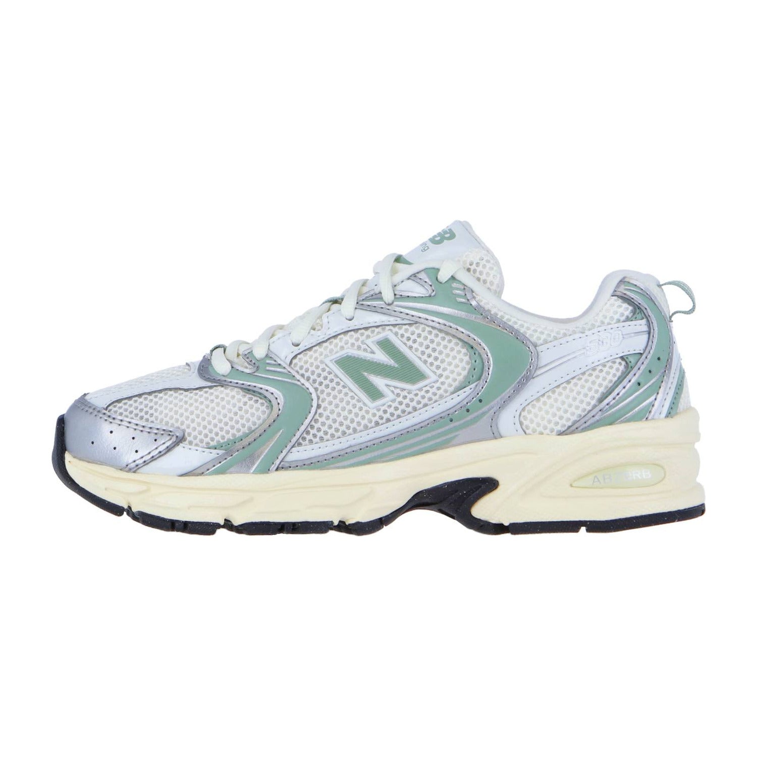 Der New Balance U530V1 ist ein weißer Mesh-Retro-Sneaker mit silbernen und hellgrünen Highlights, einer cremefarbenen Zwischensohle, schwarzer Außensohle, stilisiertem N-Logo und ABZORB-Dämpfung für Komfort und einen unverwechselbaren Retro-Sport-Look.
