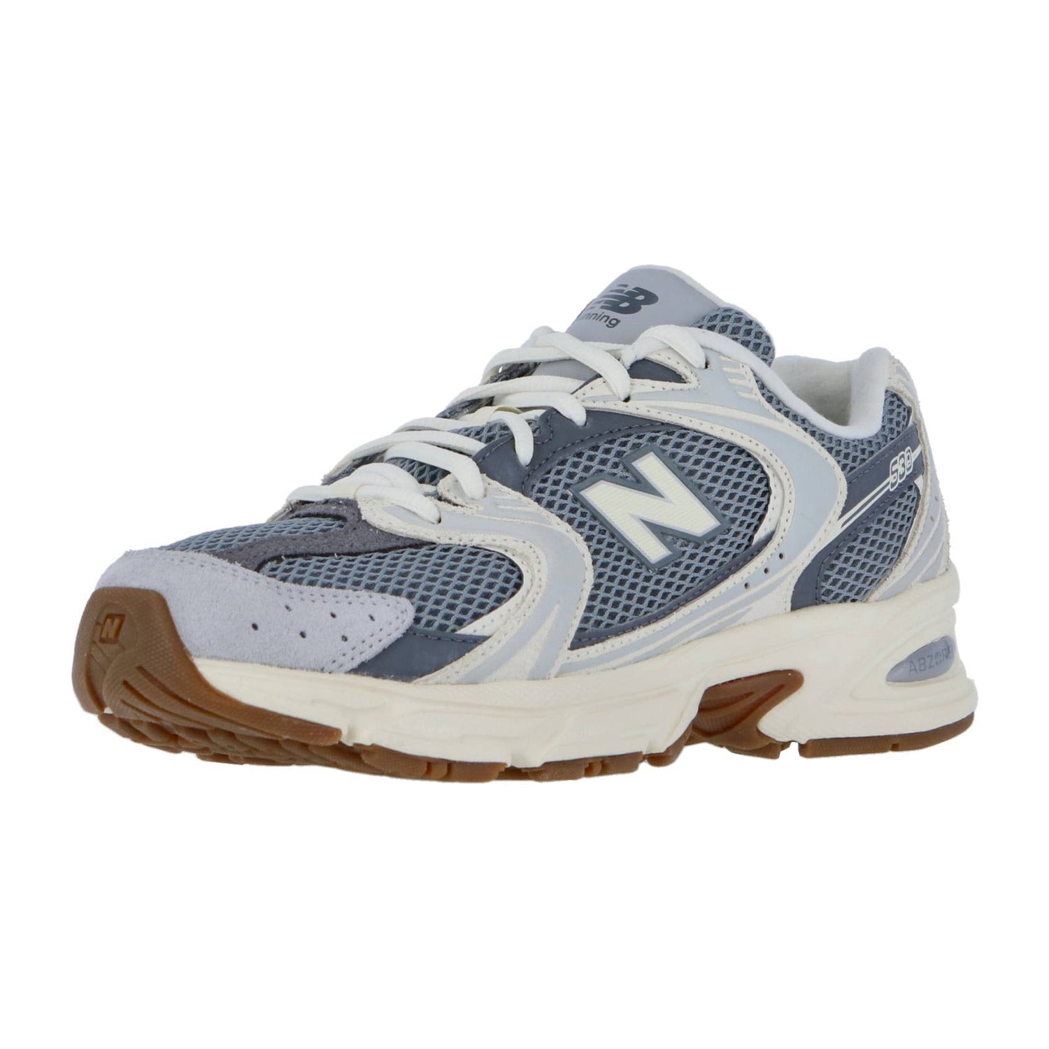 Der New Balance U530V1 Retro-Sneaker bietet graue und weiße Mesh- und Wildlederdetails, ein weißes N-Logo, ABZORB-Dämpfung für Komfort und eine hellbraune Gummisohle, die vor einem weißen Hintergrund steht.