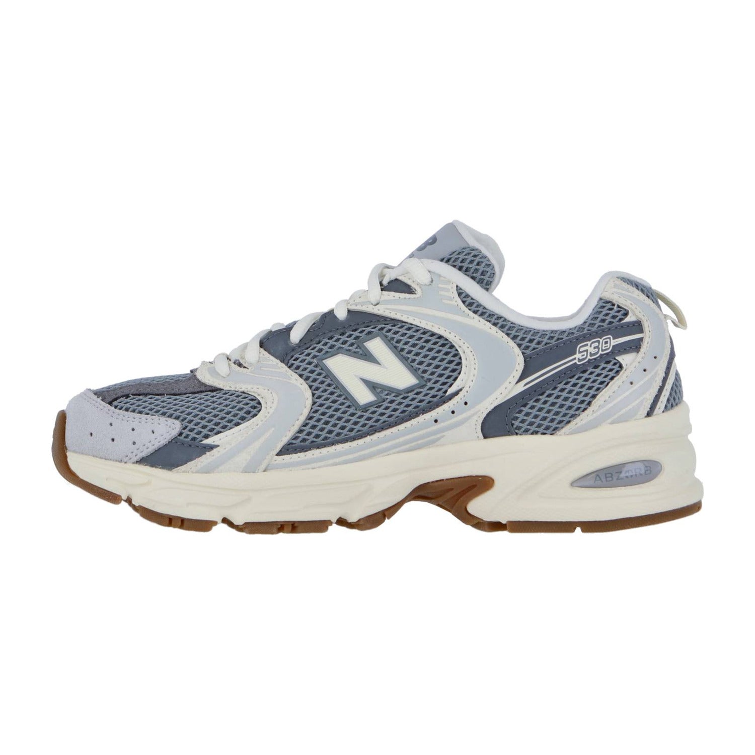 Der New Balance U530V1 Retro-Sneaker hat ein graues und weißes Mesh-Obermaterial, silberne Akzente, ABZORB-Dämpfung, eine klobige Sohle und ein stilisiertes N-Logo an der Seite.
