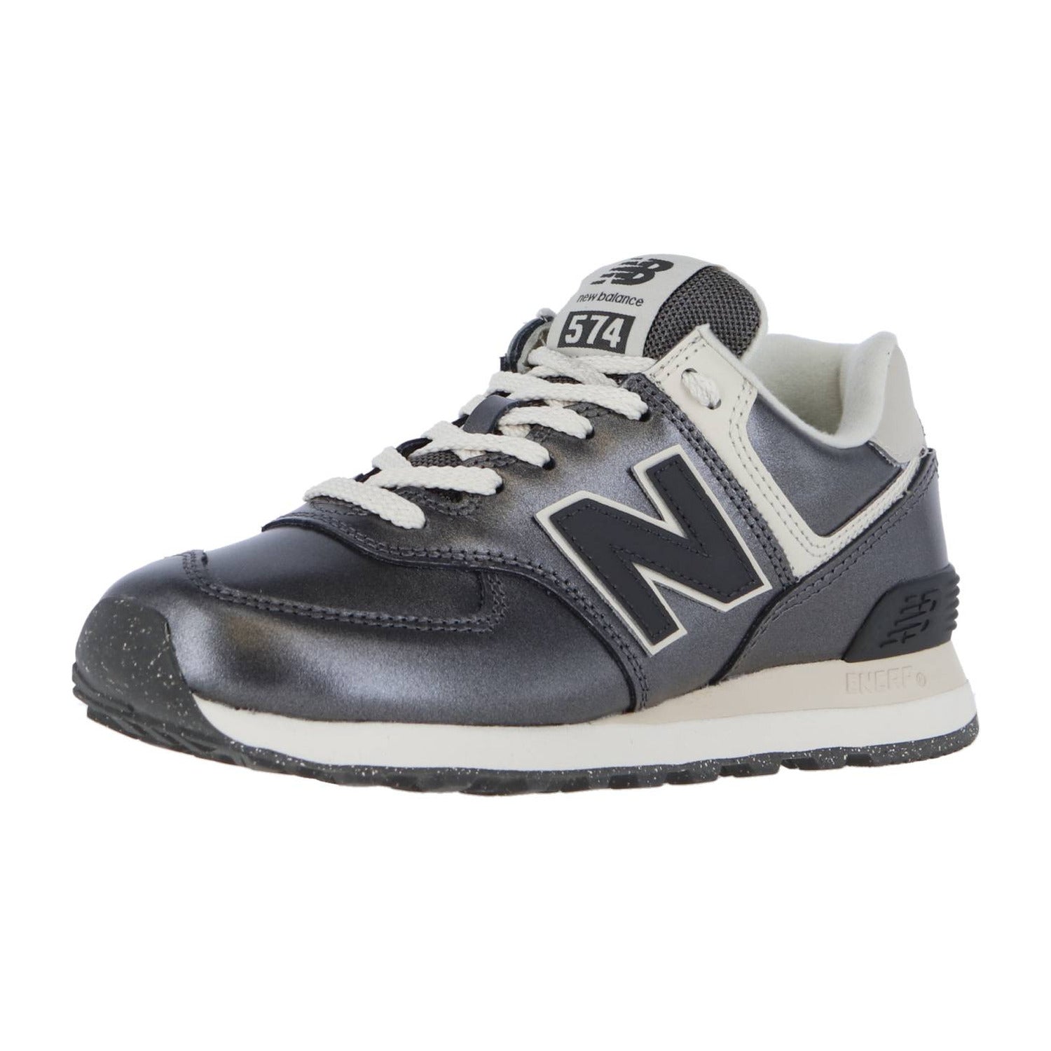 Ein einzelner New Balance WL574V2-Sneaker in Schwarz und Grau mit weißen Schnürsenkeln, dem kultigen "N"-Logo und einer Gummisohle mit ENCAP-Technologie ist auf einem schlichten weißen Hintergrund zu sehen.