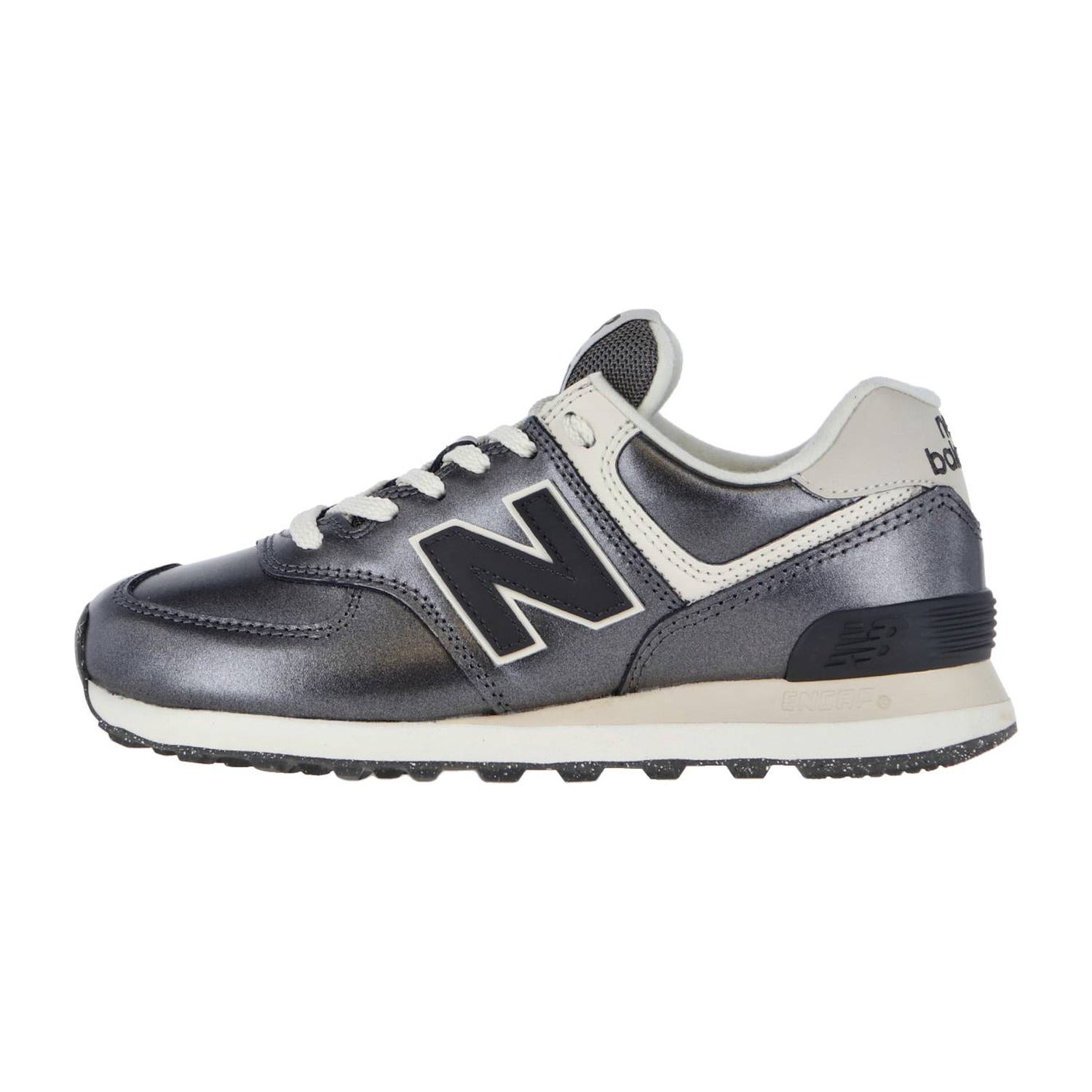 Ein metallicgrauer New Balance WL574V2 Sneaker für Damen mit weißen Akzenten, einem schwarz-weißen "N"-Logo, weißen Schnürsenkeln und einer gepolsterten beige-schwarzen ENCAP-Sohle ist im Profil von links zu sehen.