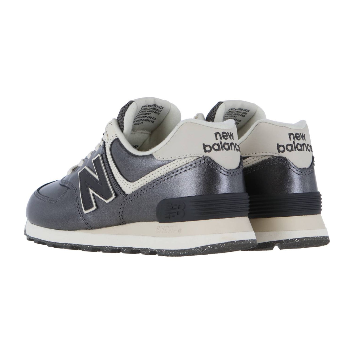 Der WL574V2 von New Balance zeigt sich von hinten und von der Seite in Grau und Weiß und hebt das N-Logo, "New Balance" auf der Fersenlasche und die ENCAP-Technologie für verbesserten Komfort hervor.