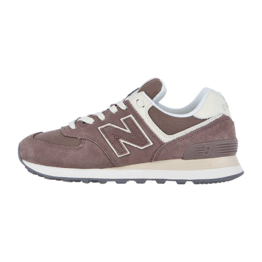 Der New Balance WL574V2 ist ein braun-weißer Damen-Sneaker mit einem Obermaterial aus Wildleder und Mesh, weißen Schnürsenkeln, einer dicken weiß-grauen Gummisohle mit ENCAP-Technologie und dem charakteristischen N-Logo an der Seite.